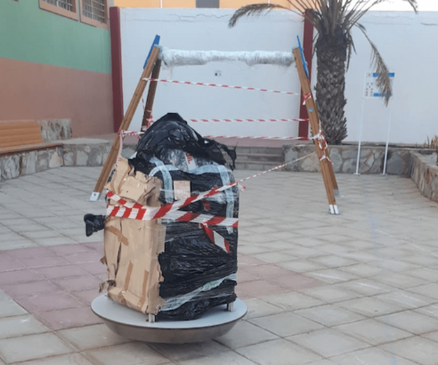 Imagen de la zona infantil de La Majadilla precintada (Foto TA)